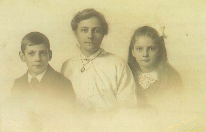 Alice Foggan and children Fred and May